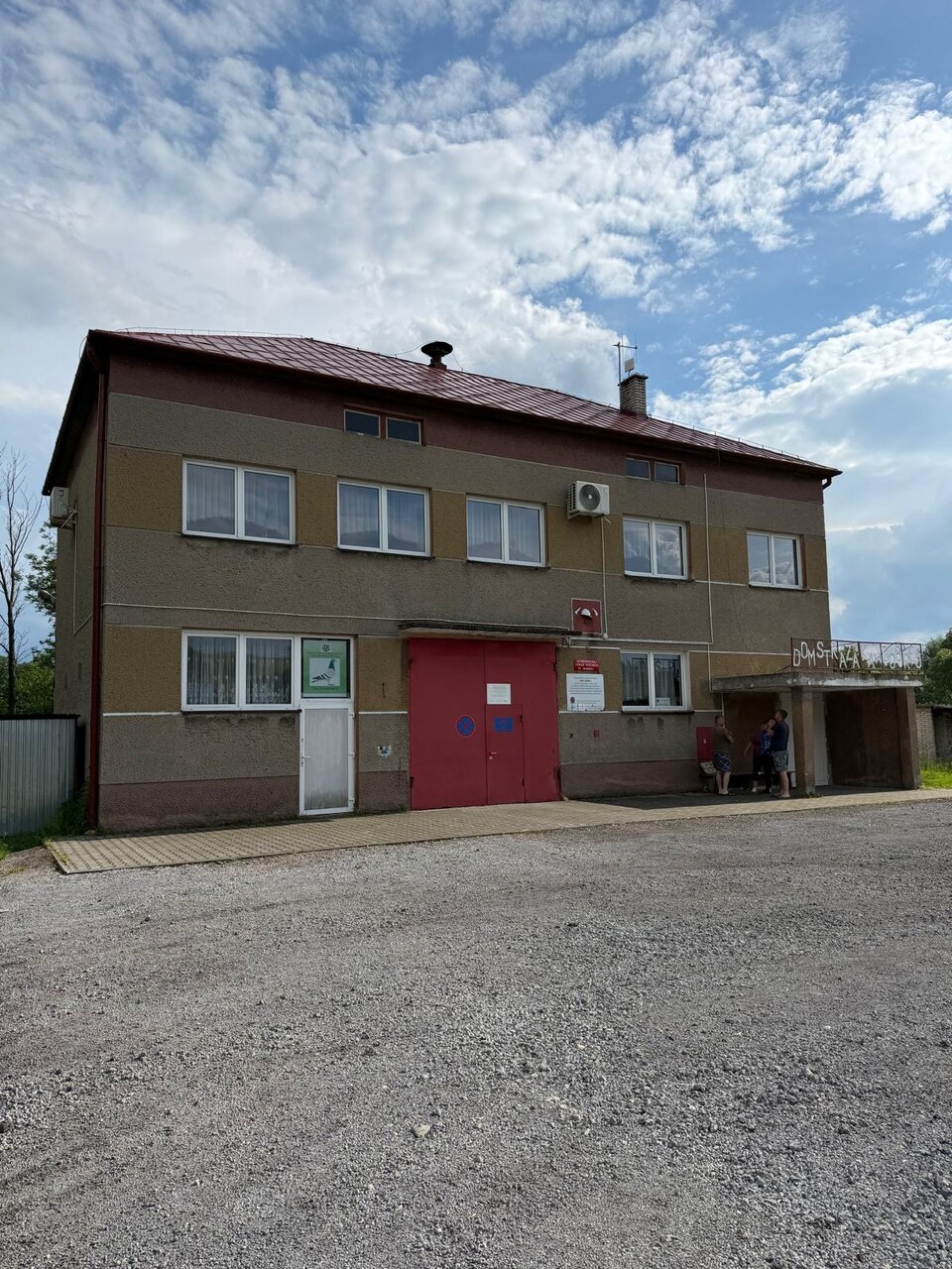 Remiza przed malowaniem elewacji