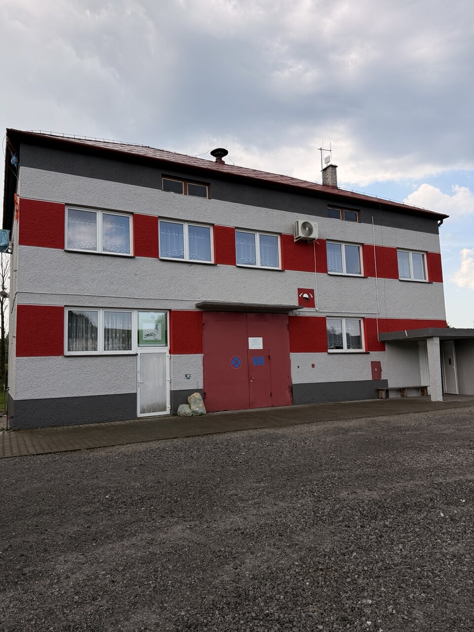 Remiza po malowaniu elewacji